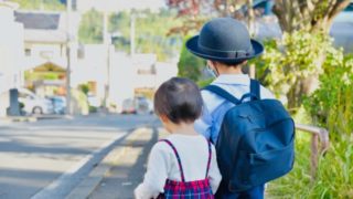 幼稚園へ向かう園児