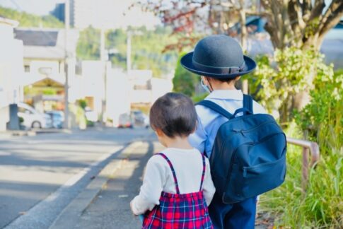 幼稚園へ向かう園児