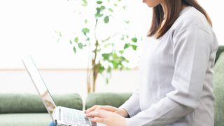 仕事をする女性